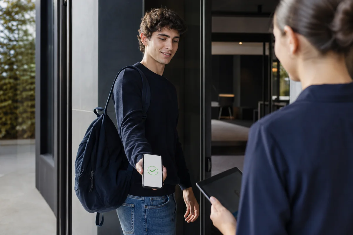 Estudiante validando su acceso a una institución desde su teléfono móvil.